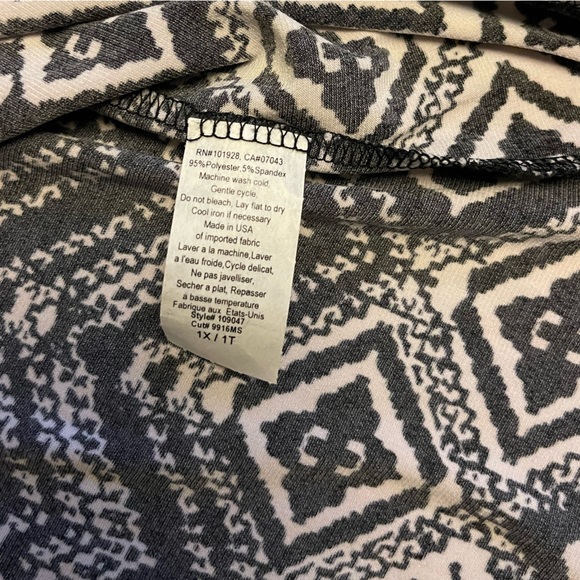 Black and White patterned cold shoulder top - Picture 7 of 9